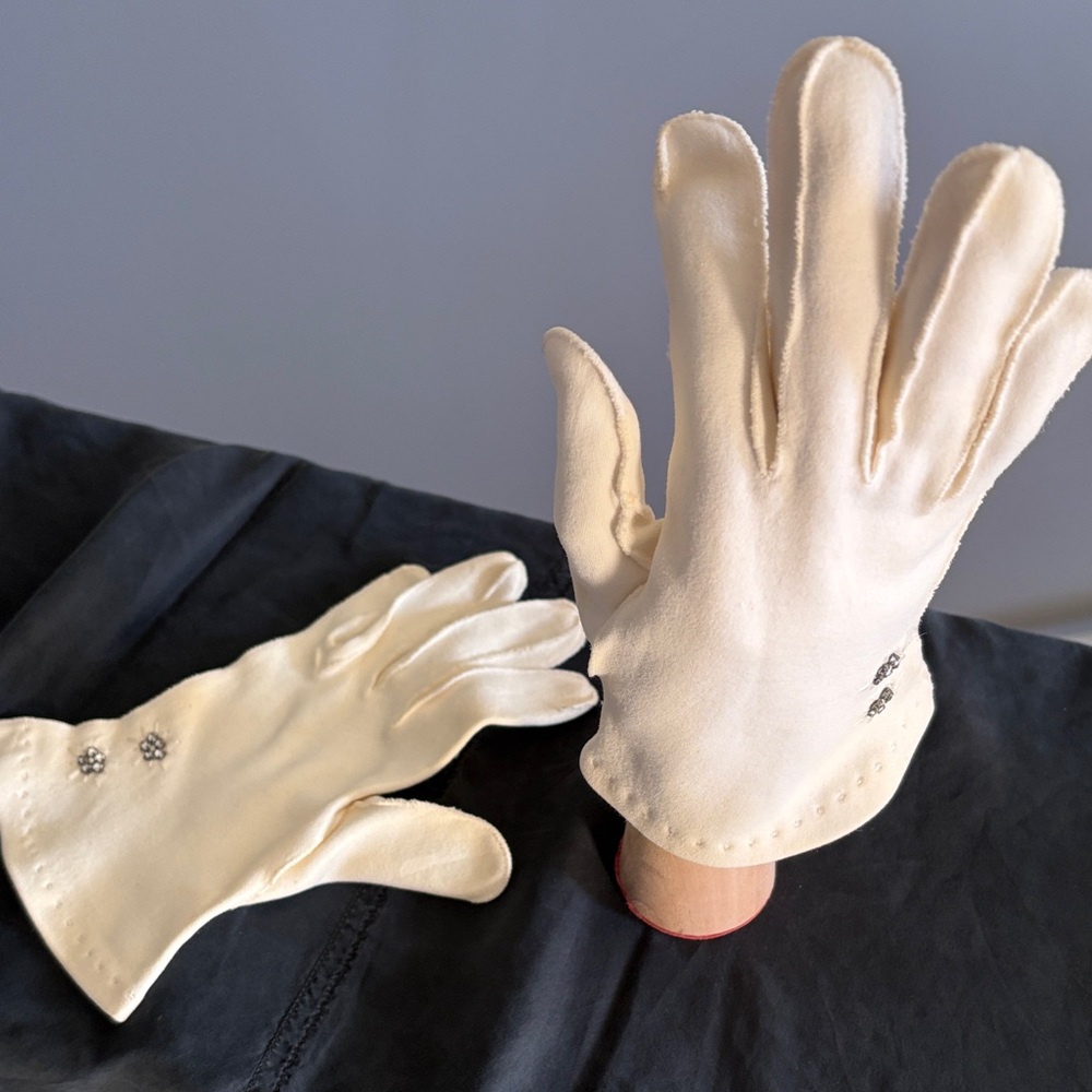 Vintage cream Gloves with Embellishments